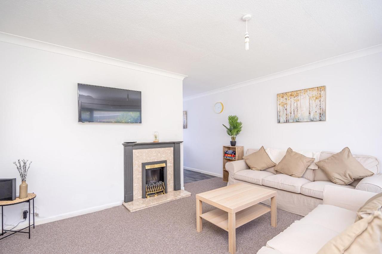 Spacious 5 Bedroom House - Sleeps 7 - 3-Car Driveway - Work - Leisure Wolverhampton Exterior photo