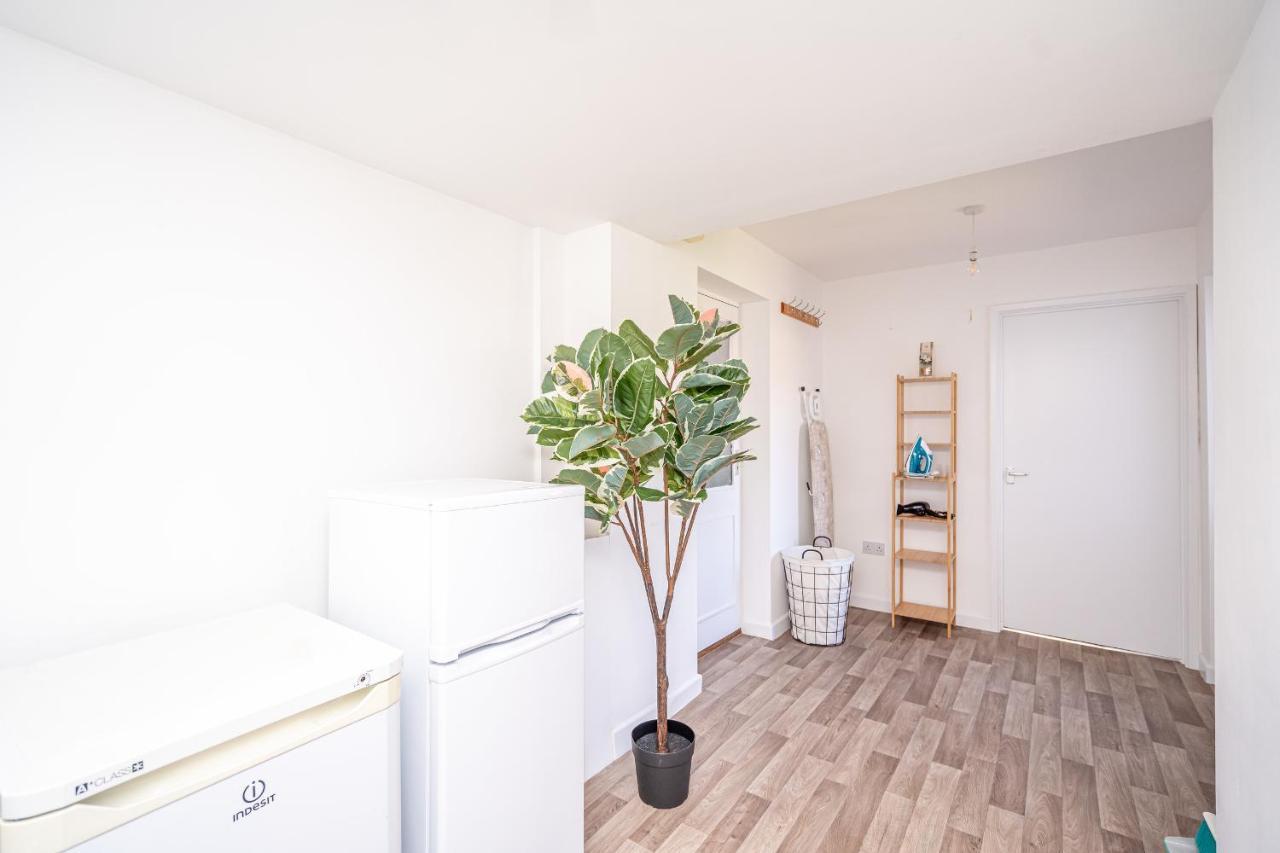 Spacious 5 Bedroom House - Sleeps 7 - 3-Car Driveway - Work - Leisure Wolverhampton Exterior photo