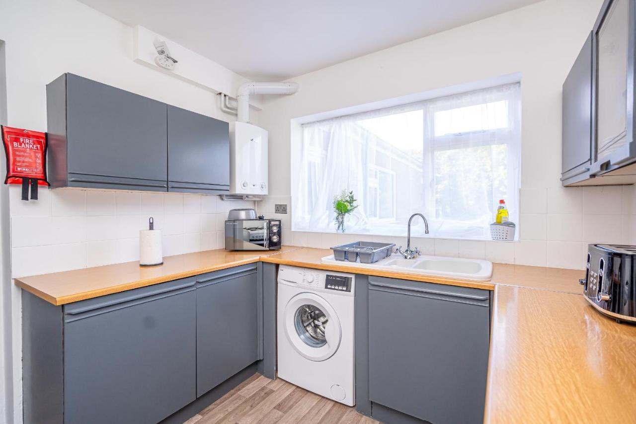 Spacious 5 Bedroom House - Sleeps 7 - 3-Car Driveway - Work - Leisure Wolverhampton Exterior photo